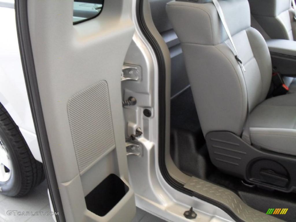 2006 F150 STX Regular Cab - Silver Metallic / Medium/Dark Flint photo #20