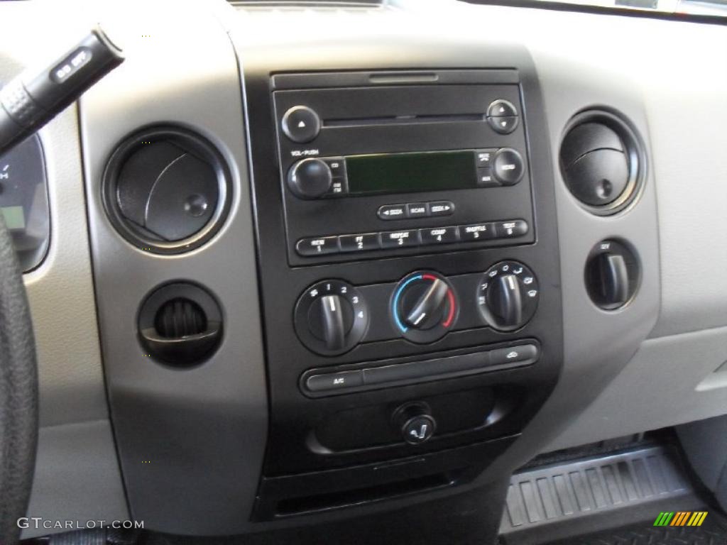 2006 F150 STX Regular Cab - Silver Metallic / Medium/Dark Flint photo #21