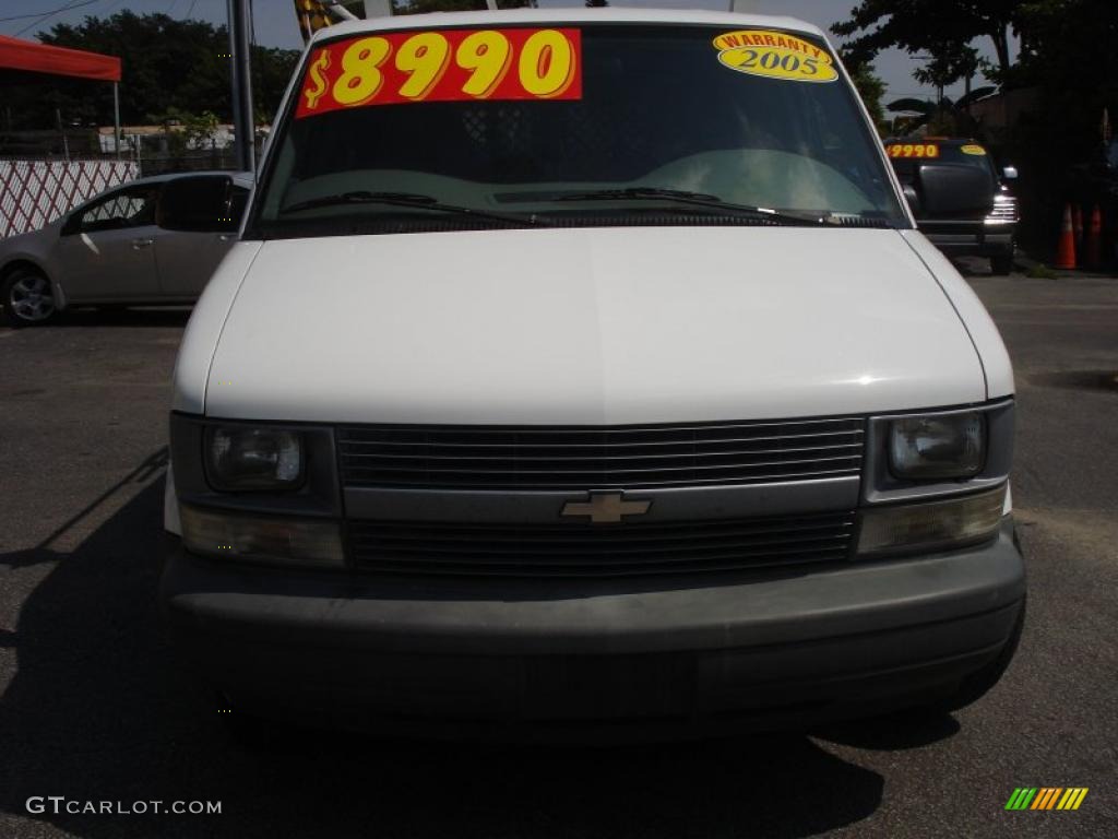 2005 Astro Passenger Van - Summit White / Medium Gray photo #2