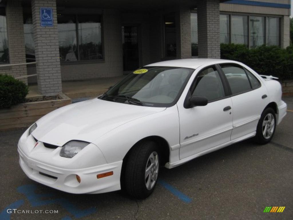 2002 Sunfire SE Sedan - Arctic White / Taupe photo #1