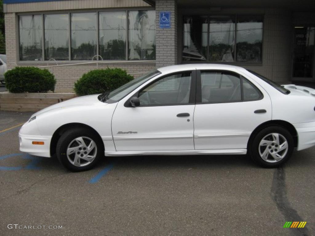 2002 Sunfire SE Sedan - Arctic White / Taupe photo #2