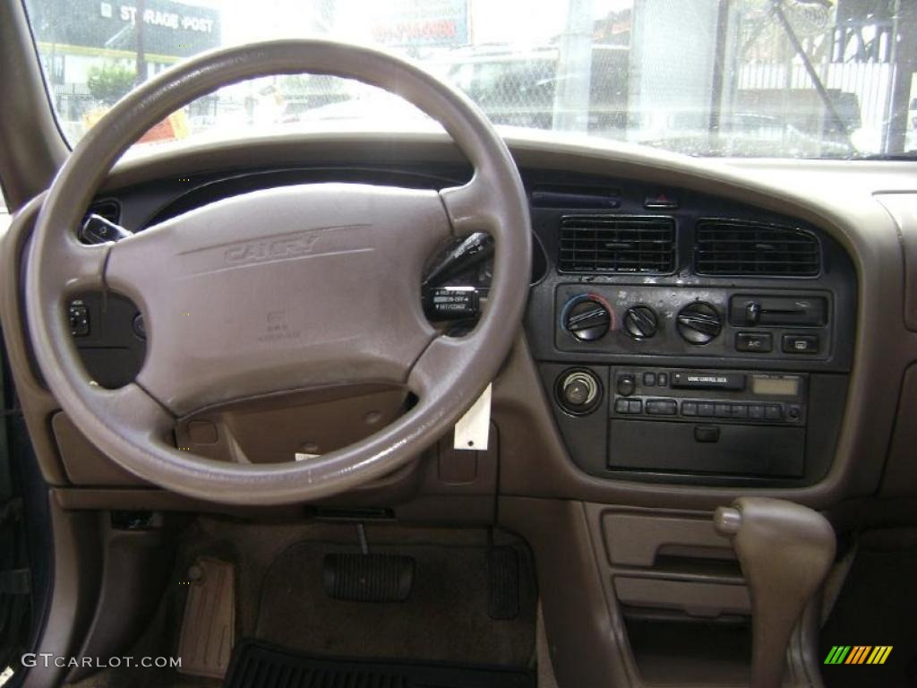1996 Camry LE V6 Sedan - Dark Emerald Green Metallic / Beige photo #9