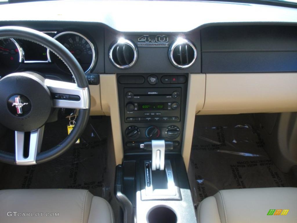 2006 Mustang V6 Premium Coupe - Performance White / Light Parchment photo #17