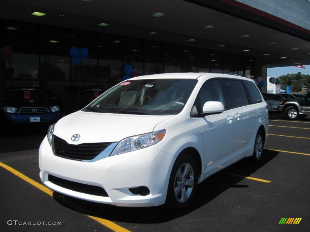 2011 Sienna LE - Super White / Light Gray photo #1