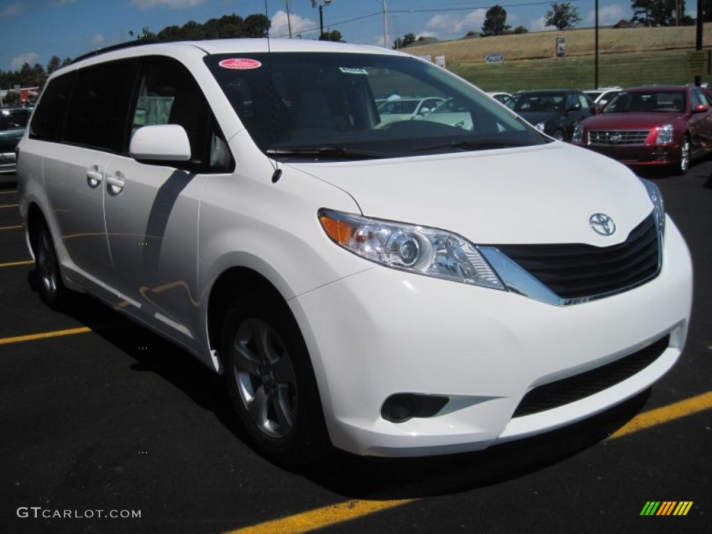 2011 Sienna LE - Super White / Light Gray photo #2
