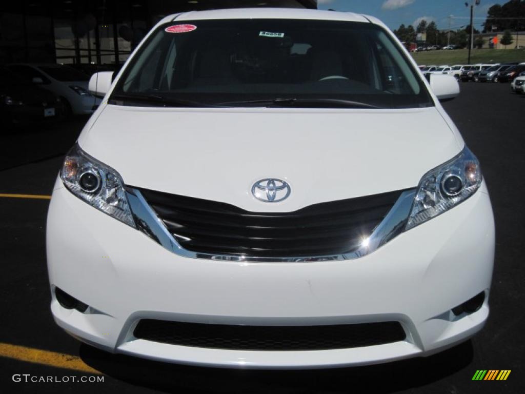 2011 Sienna LE - Super White / Light Gray photo #5