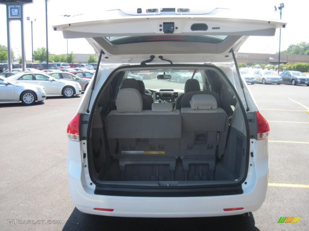 2011 Sienna LE - Super White / Light Gray photo #7