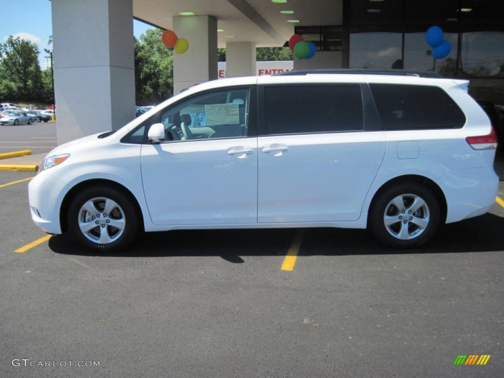 2011 Sienna LE - Super White / Light Gray photo #8