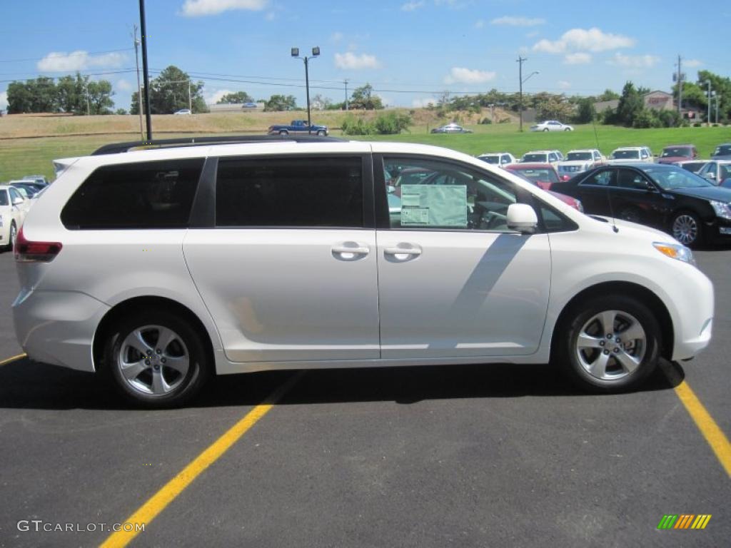 2011 Sienna LE - Super White / Light Gray photo #9
