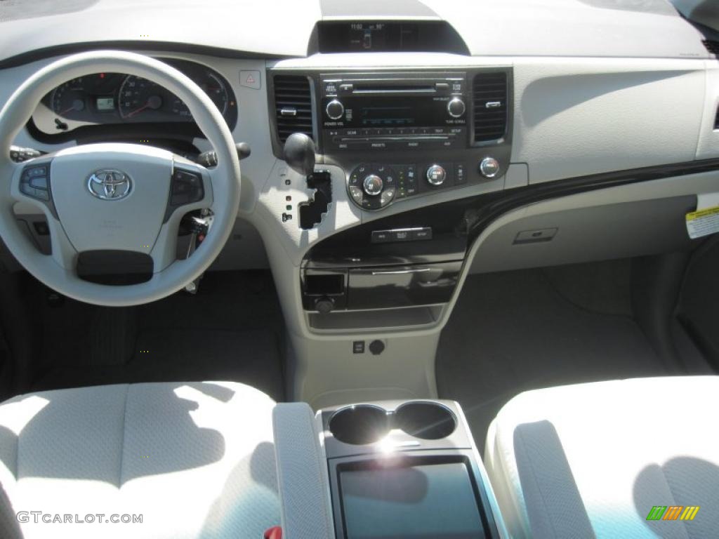 2011 Sienna LE - Super White / Light Gray photo #11