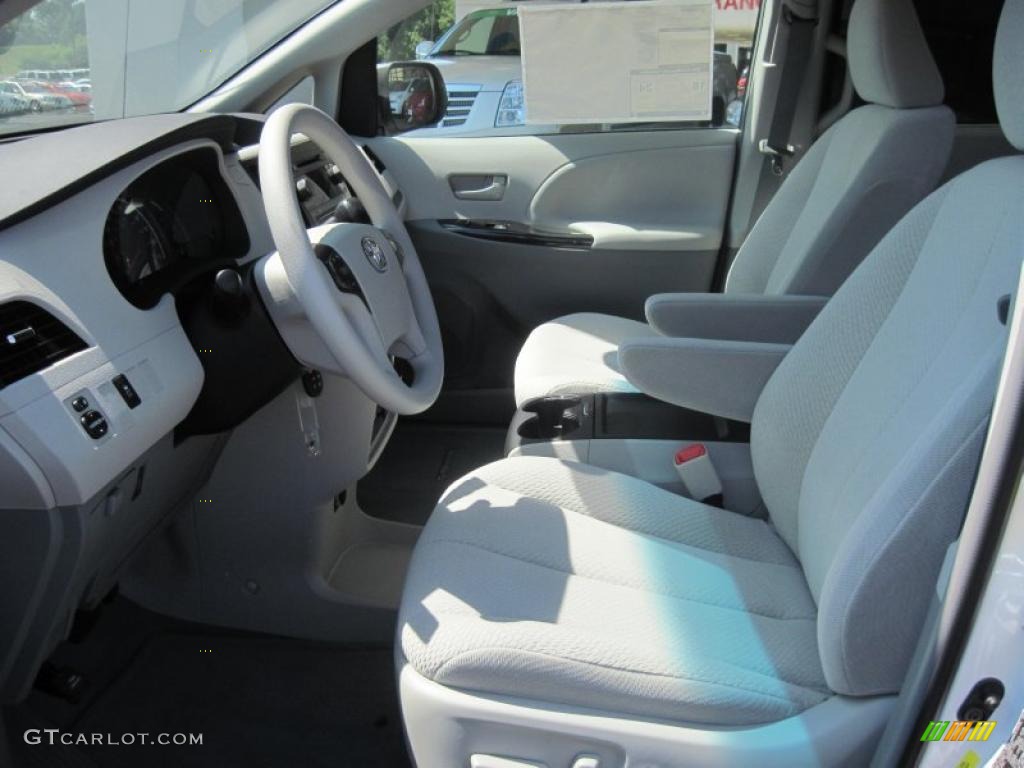 2011 Sienna LE - Super White / Light Gray photo #12