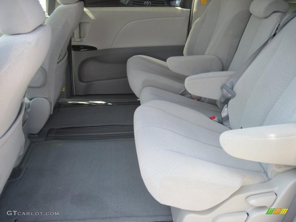 2011 Sienna LE - Super White / Light Gray photo #13