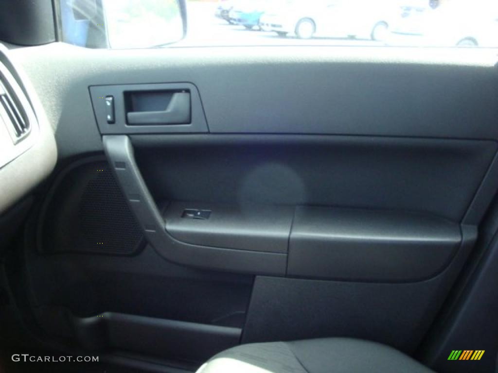 2010 Focus SE Sedan - Blue Flame Metallic / Charcoal Black photo #18