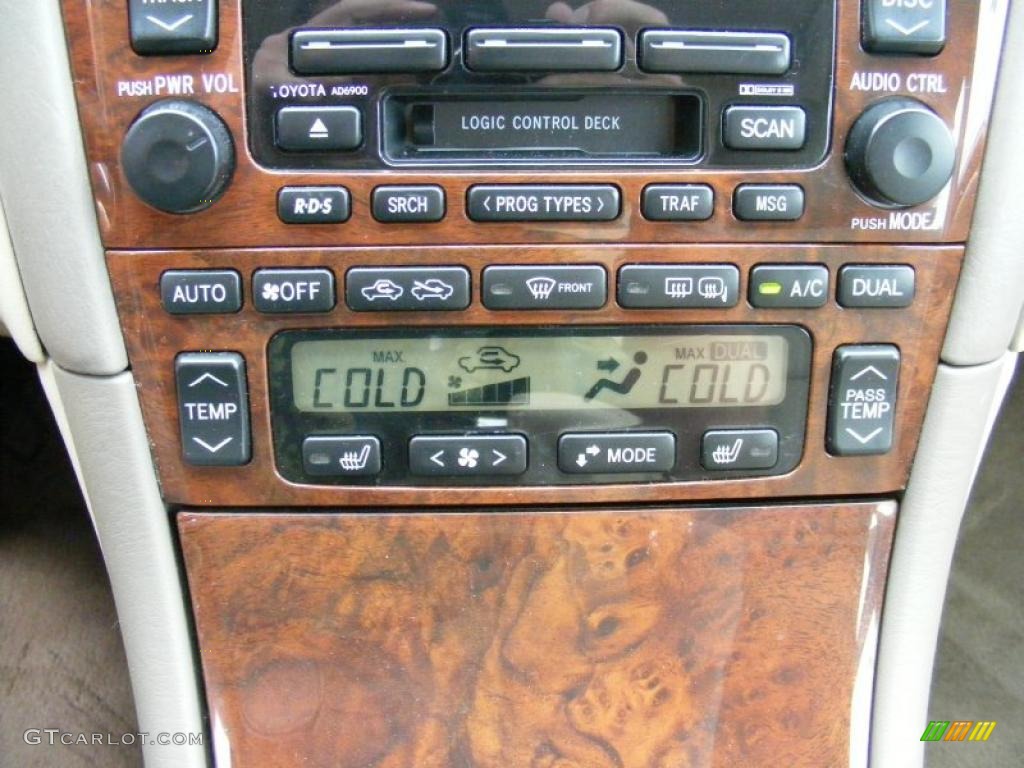 2002 Avalon XLS - Black / Ivory photo #21