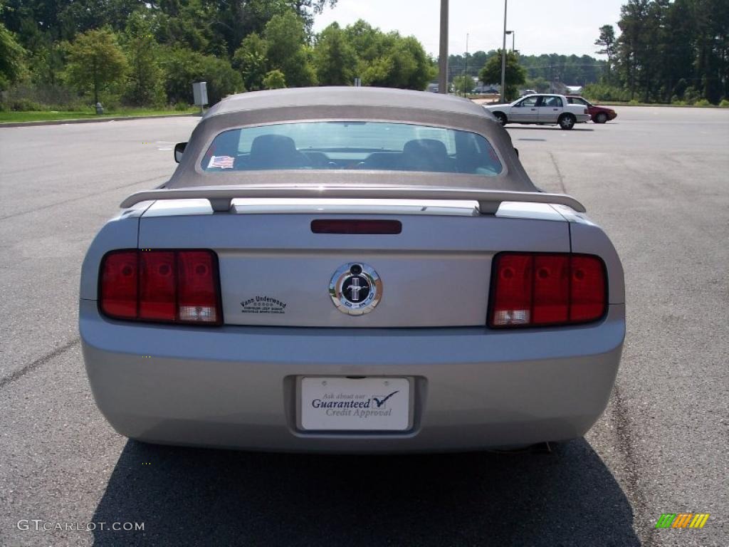 2007 Mustang V6 Deluxe Convertible - Satin Silver Metallic / Dark Charcoal photo #17