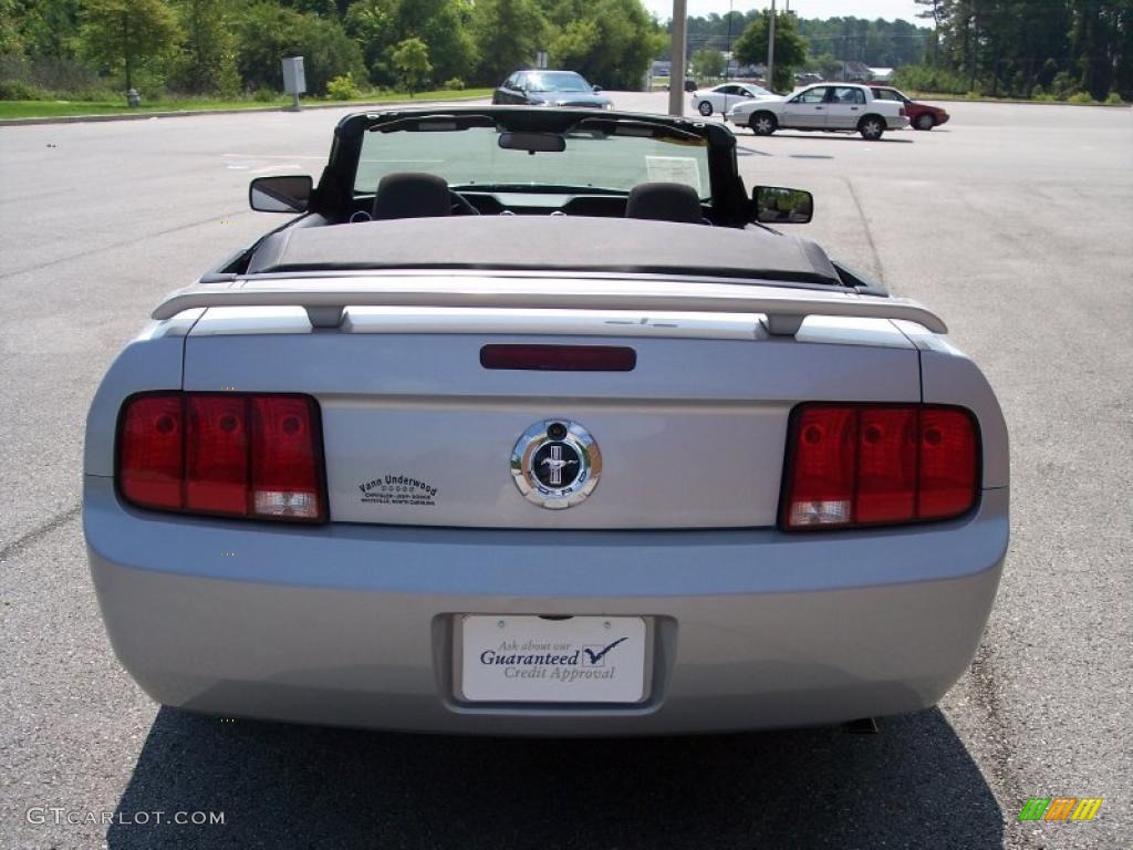 2007 Mustang V6 Deluxe Convertible - Satin Silver Metallic / Dark Charcoal photo #22