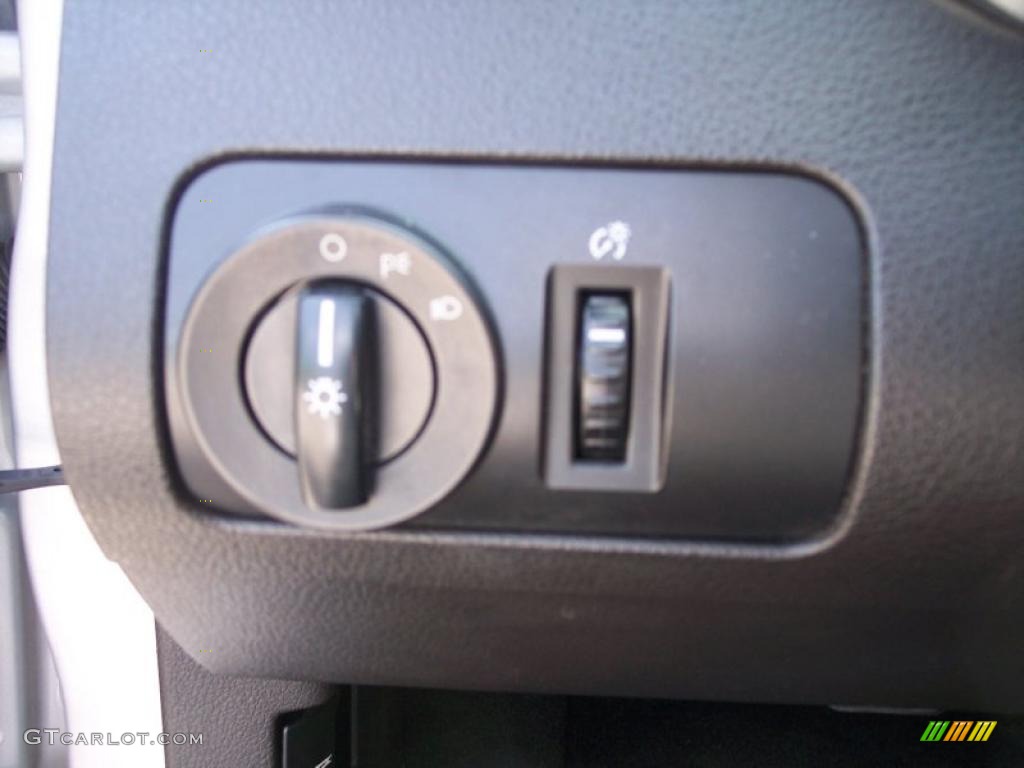 2007 Mustang V6 Deluxe Convertible - Satin Silver Metallic / Dark Charcoal photo #34