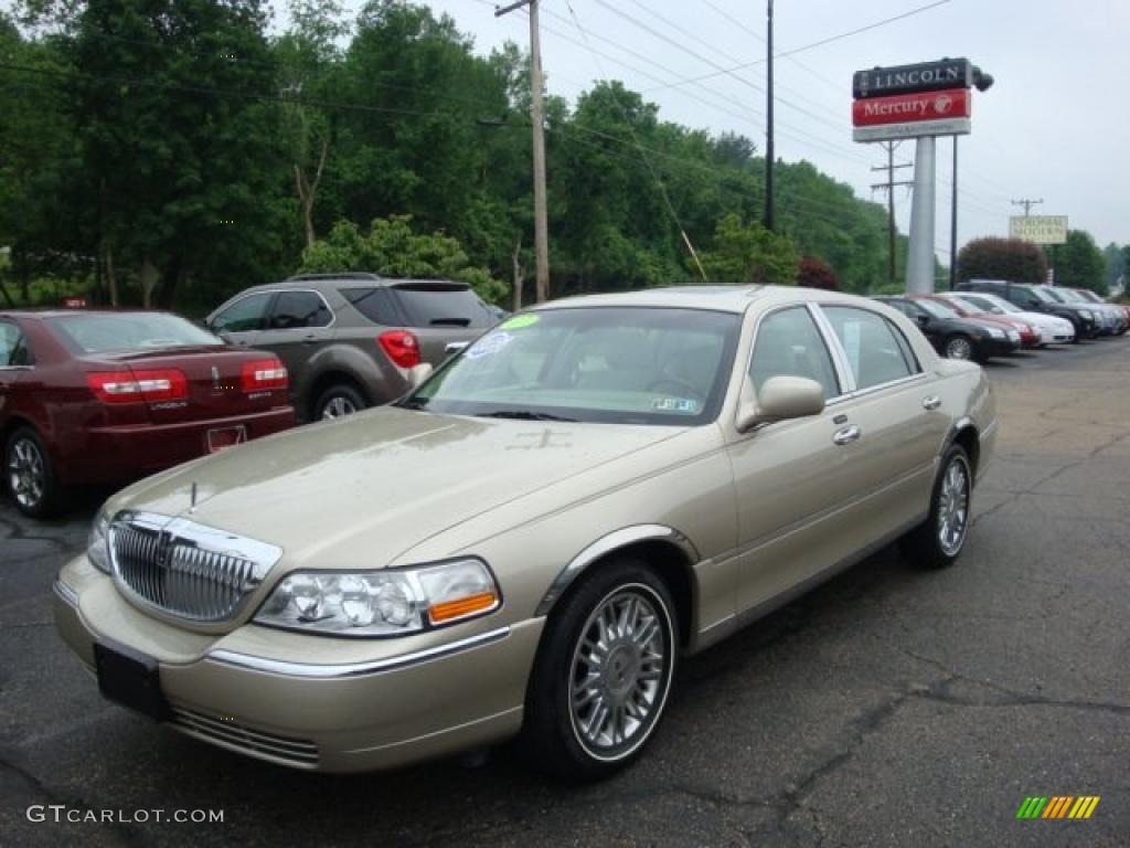 2007 Town Car Signature Limited - Light French Silk Metallic / Light Camel photo #1