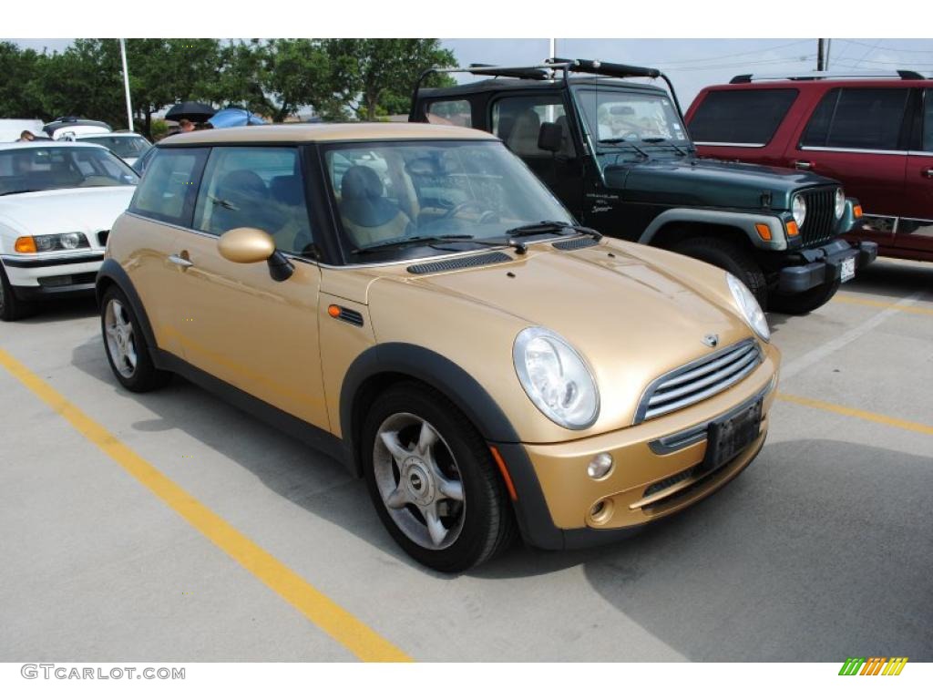 2005 Cooper Hardtop - Solid Gold Metallic / Cordoba Beige photo #5