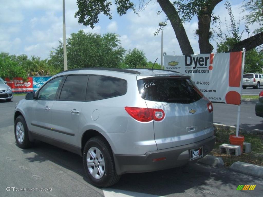 2010 Traverse LS - Silver Ice Metallic / Dark Gray/Light Gray photo #4