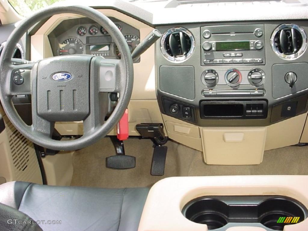 2008 F250 Super Duty XLT Crew Cab - Pueblo Gold Metallic / Camel photo #21