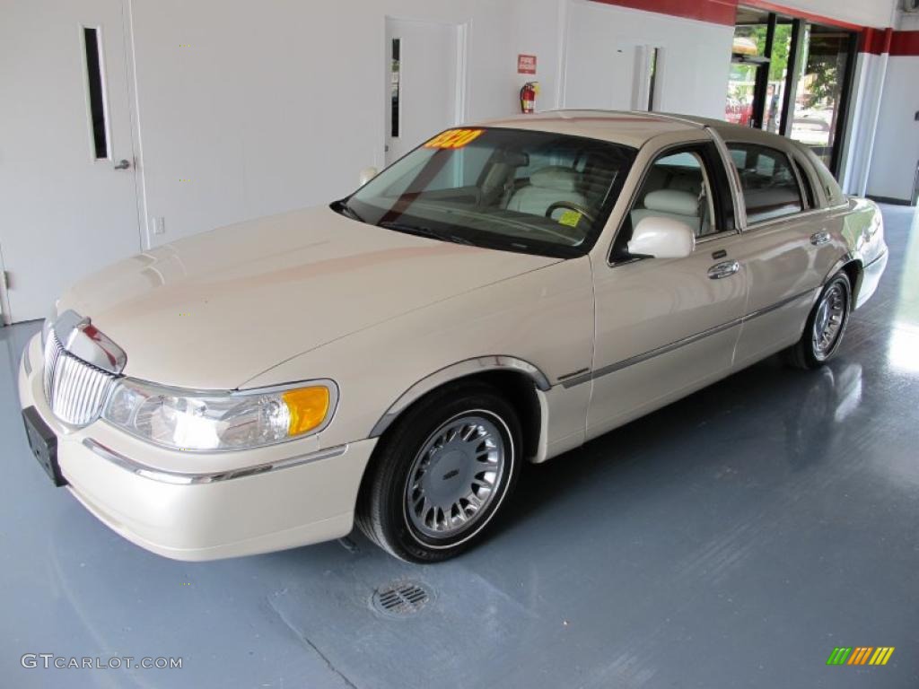 2000 Town Car Cartier - White Pearlescent Tri-Coat / Light Parchment photo #3