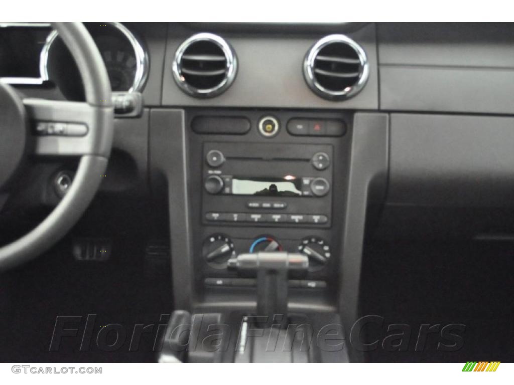 2006 Mustang GT Deluxe Coupe - Black / Dark Charcoal photo #16