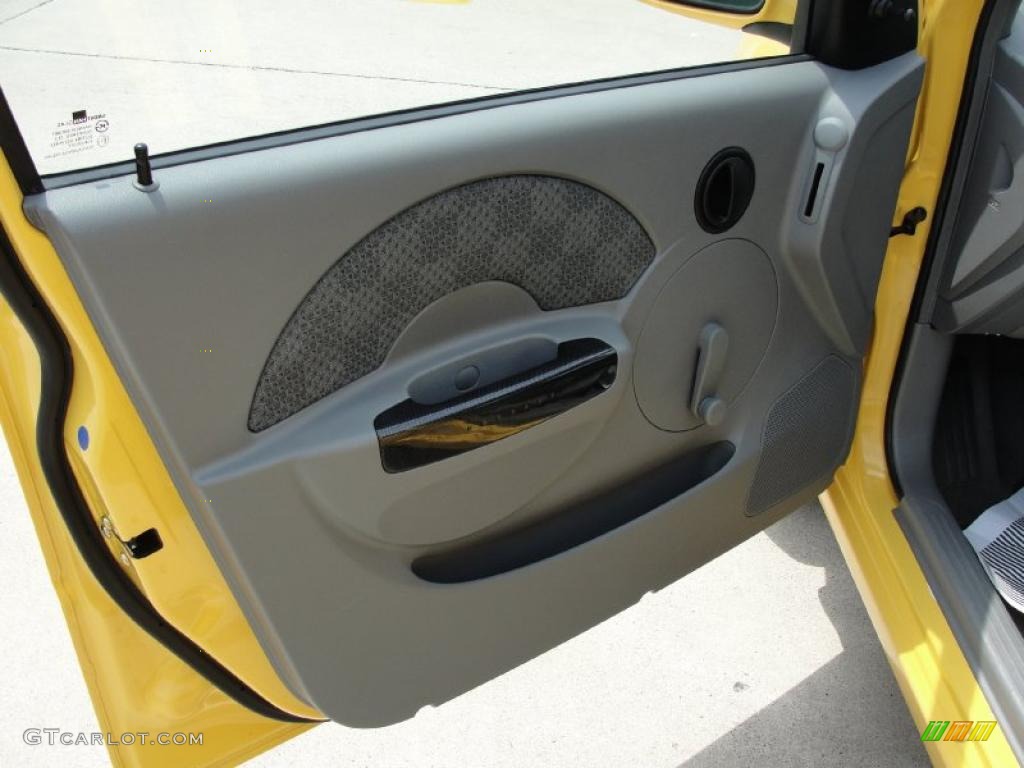 2005 Aveo LS Hatchback - Summer Yellow / Gray photo #30