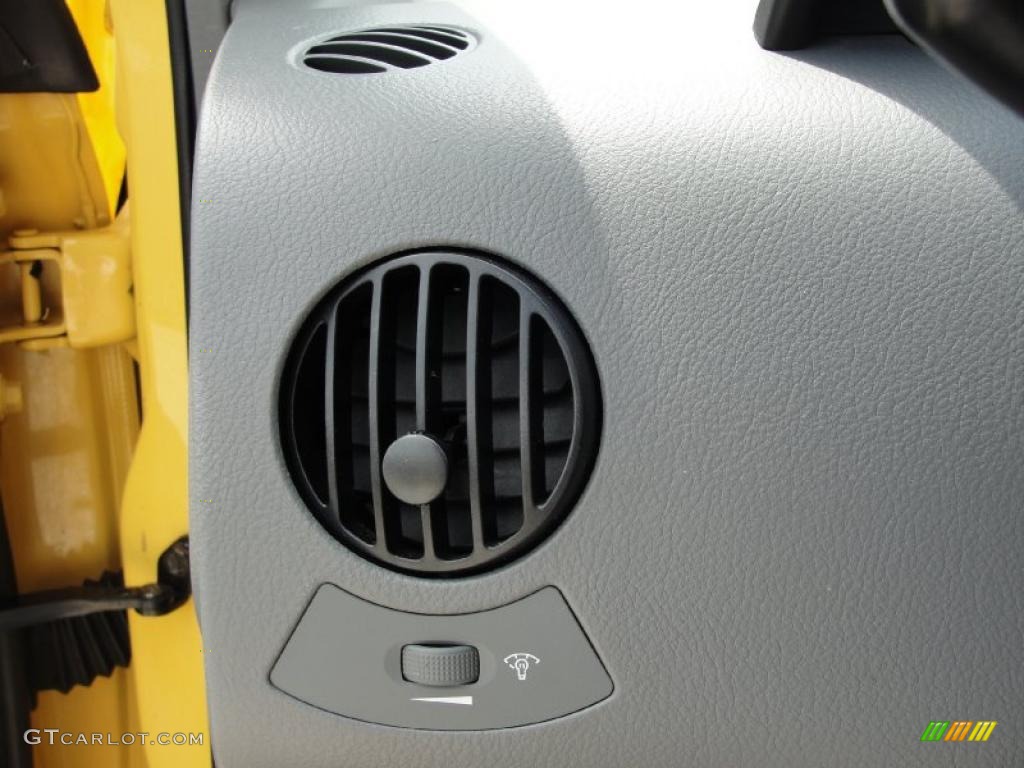 2005 Aveo LS Hatchback - Summer Yellow / Gray photo #42