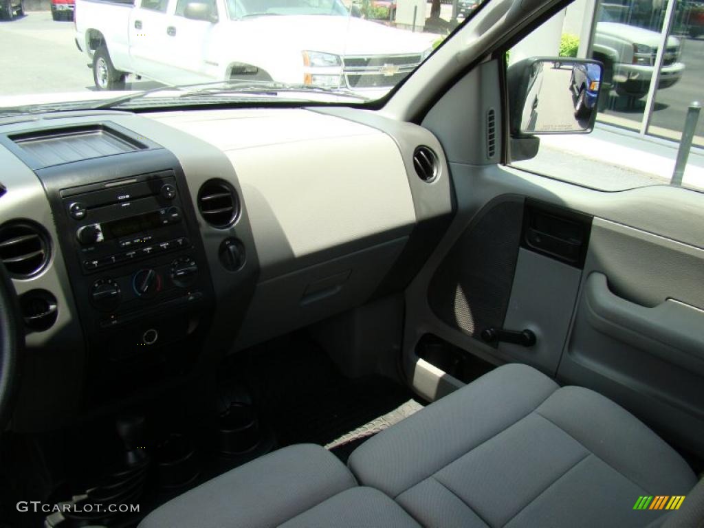 2005 F150 STX SuperCab 4x4 - Oxford White / Medium Flint Grey photo #16