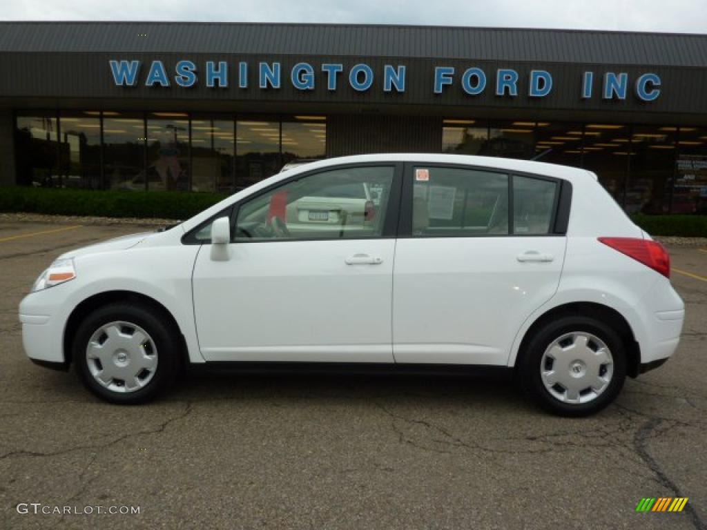 2009 Versa 1.8 S Hatchback - Fresh Powder / Beige photo #1