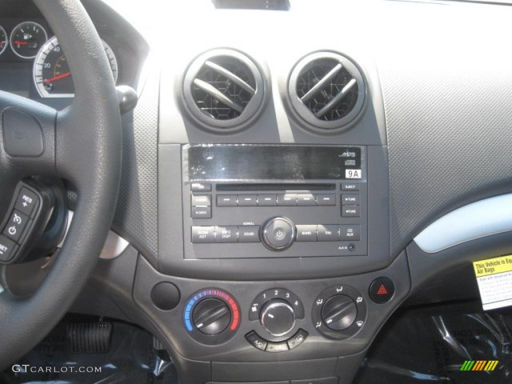 2010 Aveo LT Sedan - Summit White / Charcoal photo #10