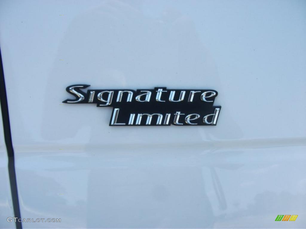 2009 Town Car Signature Limited - Vibrant White / Medium Light Stone photo #16