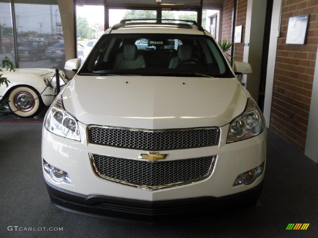 2010 Traverse LTZ - Summit White / Light Gray photo #4