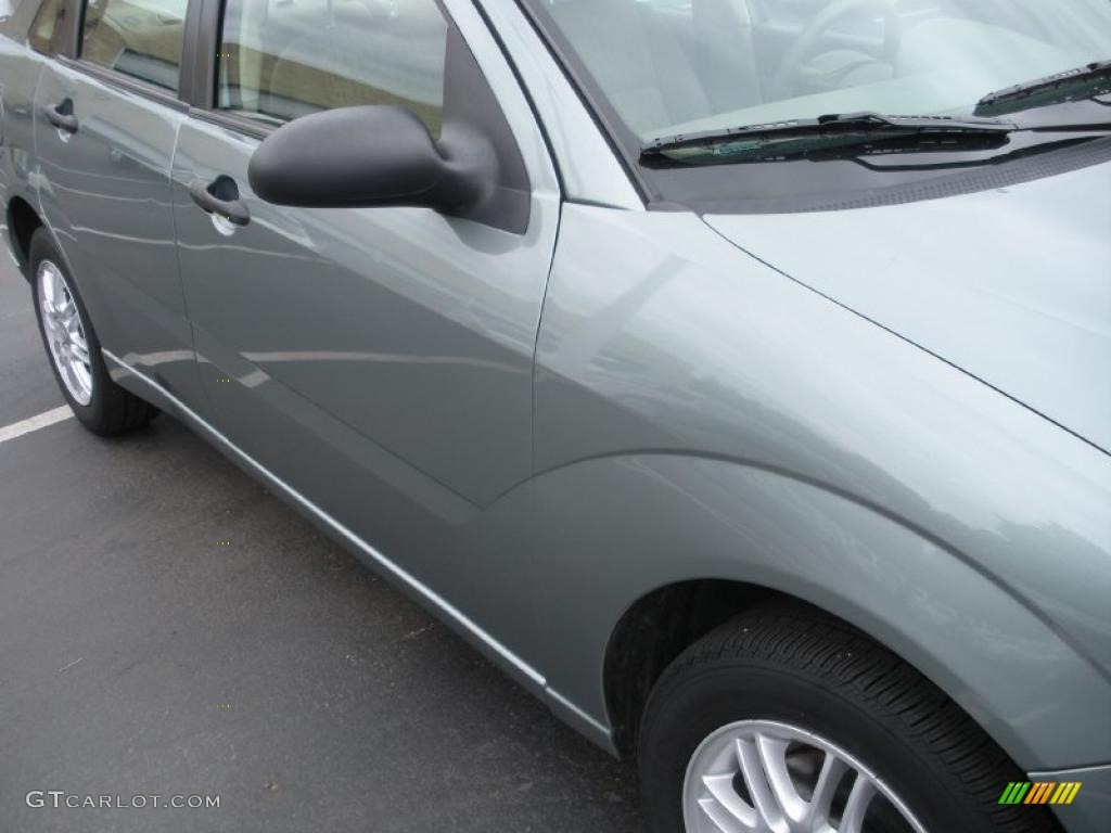 2005 Focus ZX4 SE Sedan - Light Tundra Metallic / Dark Pebble/Light Pebble photo #4