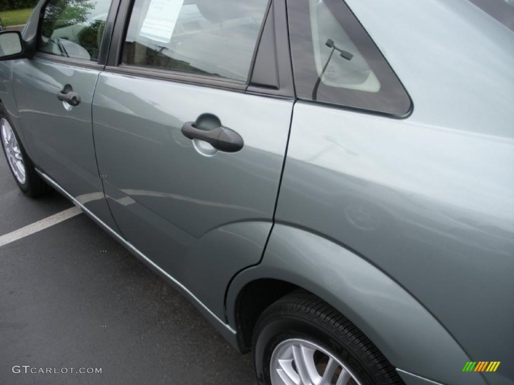 2005 Focus ZX4 SE Sedan - Light Tundra Metallic / Dark Pebble/Light Pebble photo #8