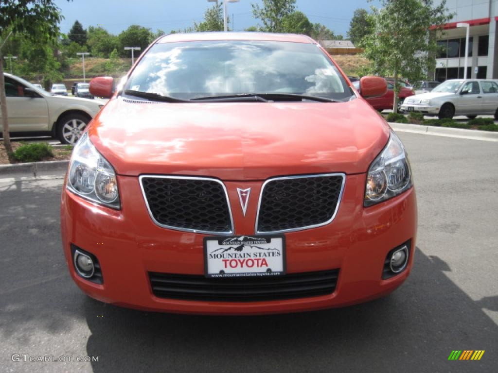 2010 Vibe AWD - Ignition Orange Metallic / Ebony photo #6