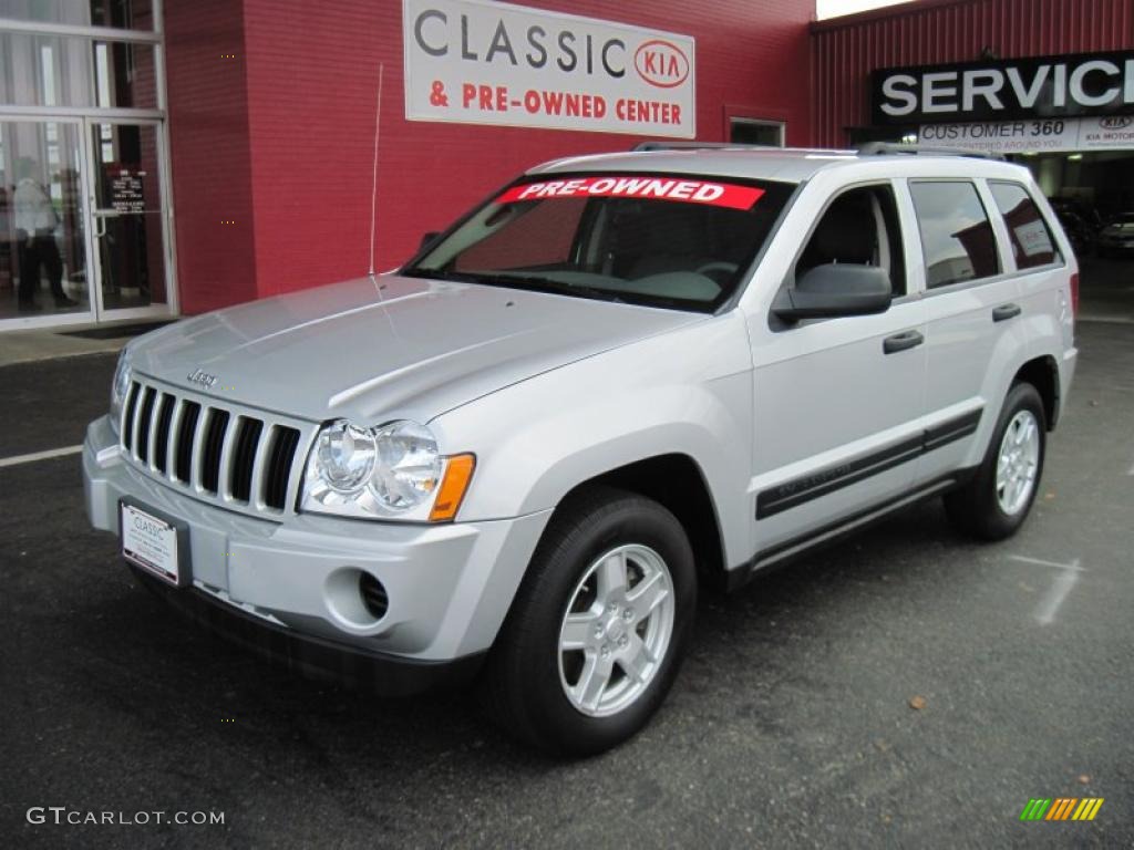 Bright Silver Metallic Jeep Grand Cherokee