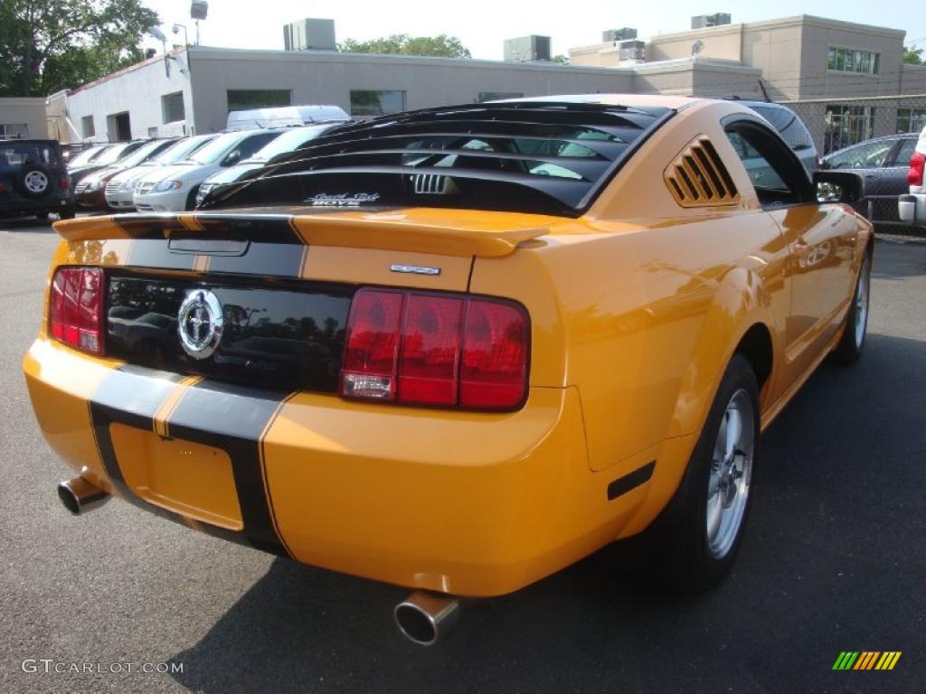 2007 Mustang V6 Deluxe Coupe - Grabber Orange / Dark Charcoal photo #6