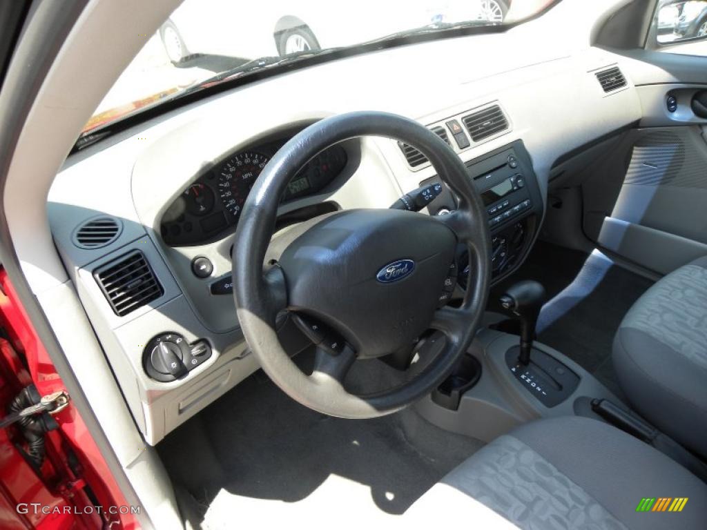 2005 Focus ZX4 SE Sedan - Sangria Red Metallic / Dark Flint/Light Flint photo #3