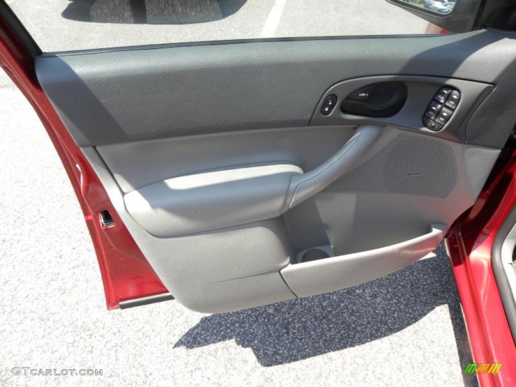 2005 Focus ZX4 SE Sedan - Sangria Red Metallic / Dark Flint/Light Flint photo #5
