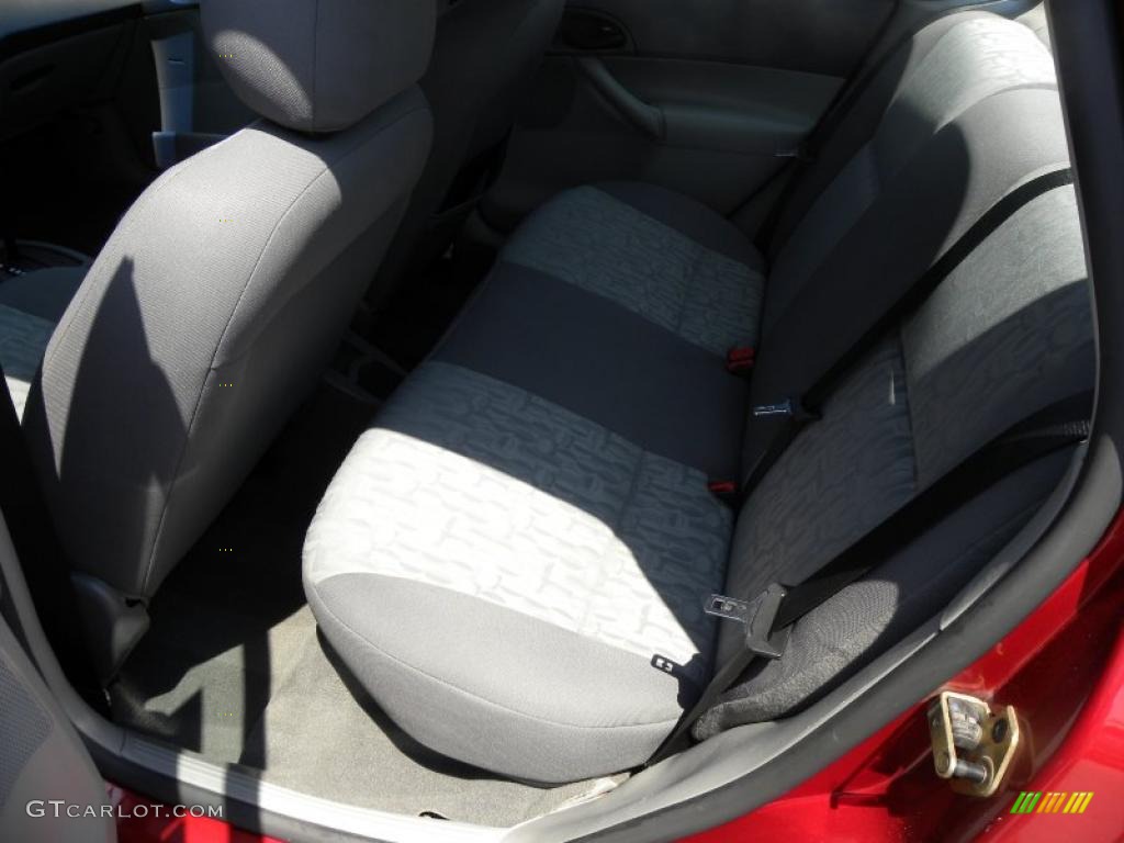 2005 Focus ZX4 SE Sedan - Sangria Red Metallic / Dark Flint/Light Flint photo #6