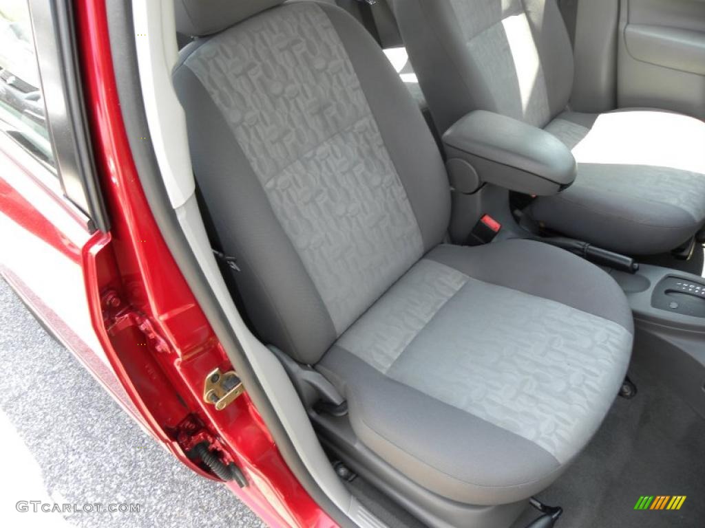 2005 Focus ZX4 SE Sedan - Sangria Red Metallic / Dark Flint/Light Flint photo #8