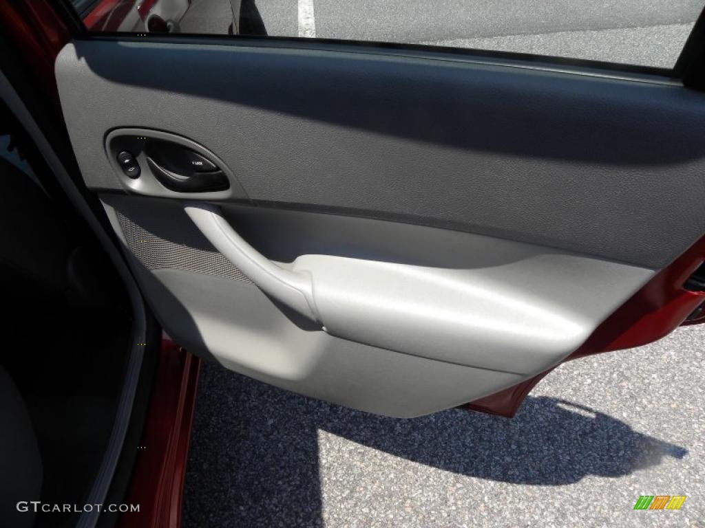 2005 Focus ZX4 SE Sedan - Sangria Red Metallic / Dark Flint/Light Flint photo #11