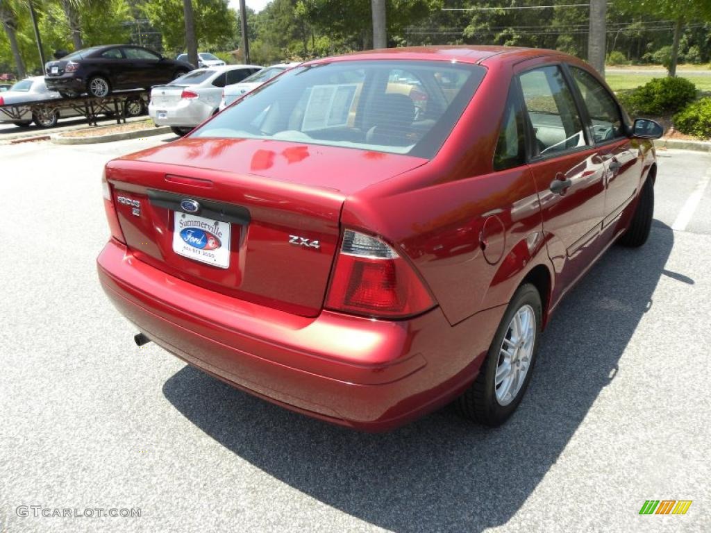 2005 Focus ZX4 SE Sedan - Sangria Red Metallic / Dark Flint/Light Flint photo #13