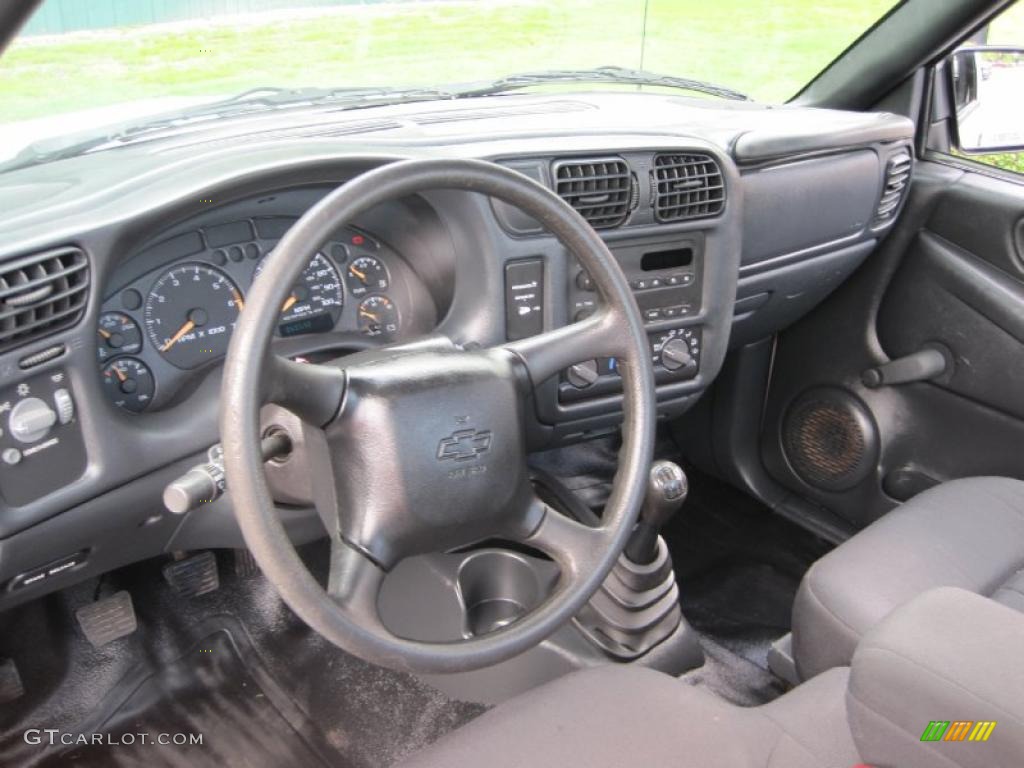 2003 S10 Regular Cab - Summit White / Graphite photo #4