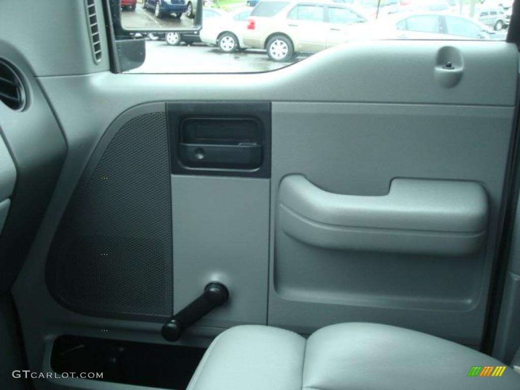 2006 F150 XL Regular Cab - Oxford White / Medium Flint photo #17