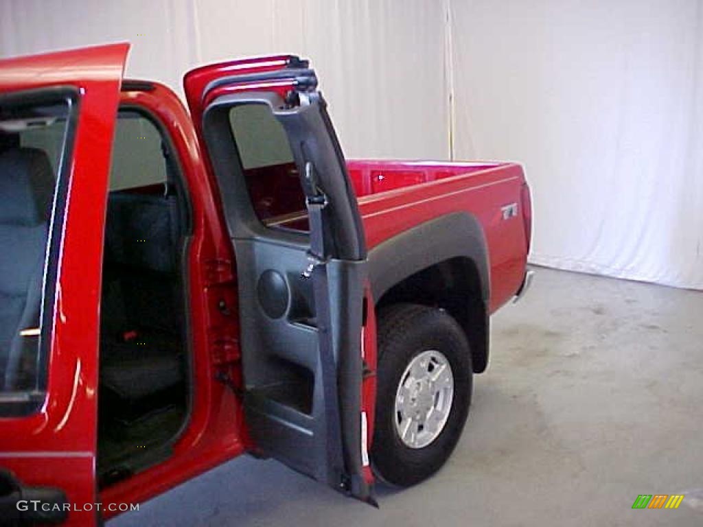 2005 Colorado LS Extended Cab - Victory Red / Medium Dark Pewter photo #15