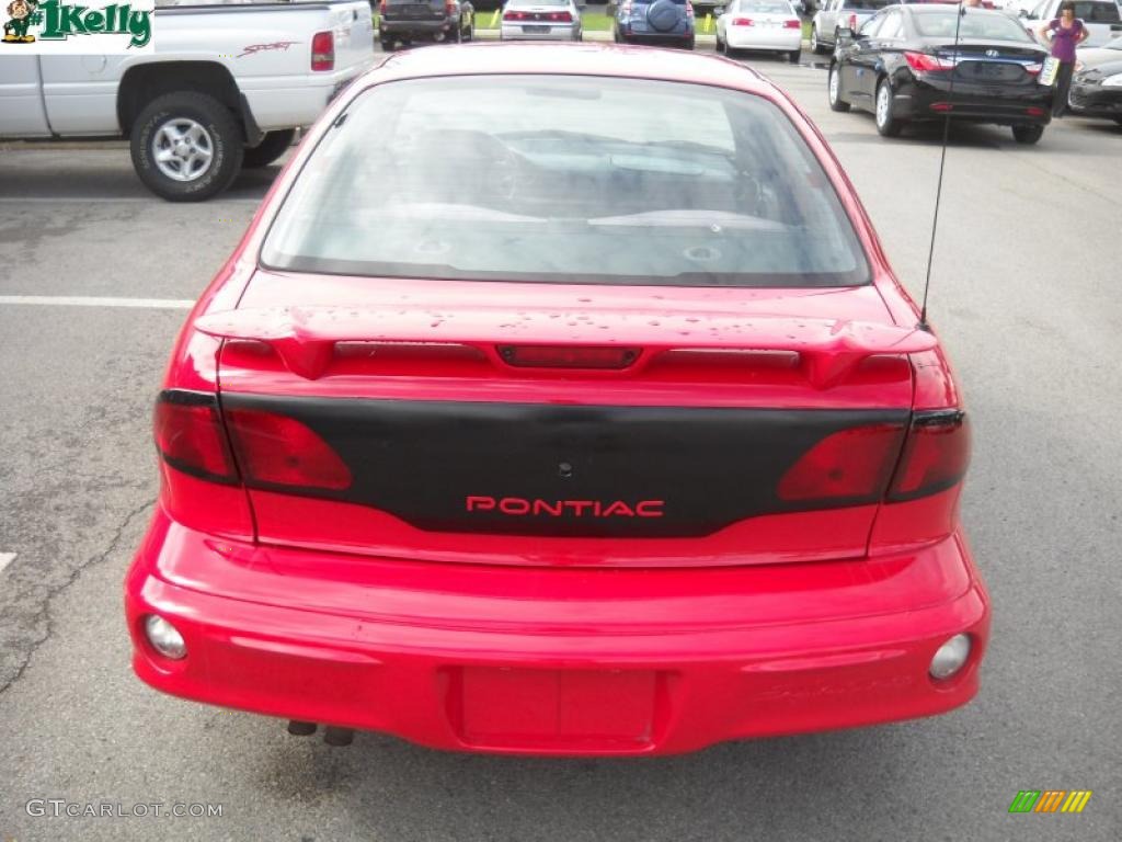 2002 Sunfire SE Sedan - Bright Red / Graphite photo #4