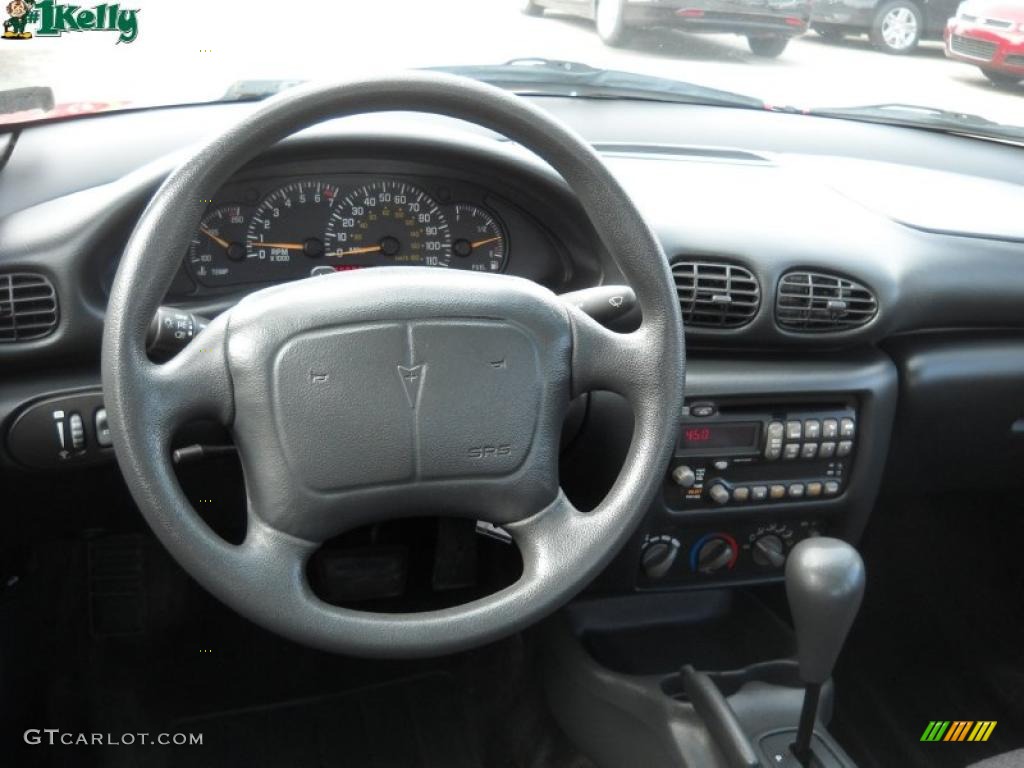 2002 Sunfire SE Sedan - Bright Red / Graphite photo #12